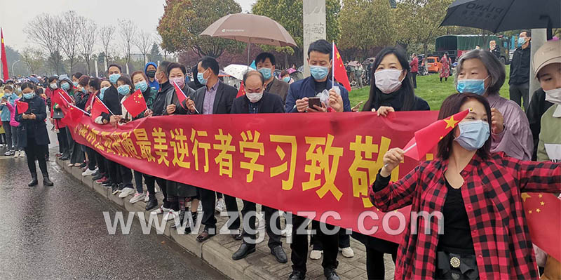 上圖為市民自發列隊送親人 上圖為市民自發列隊送親人